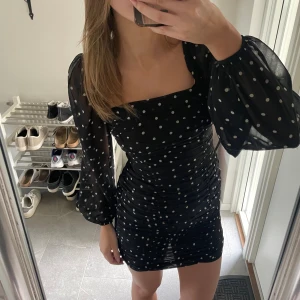 Sommarklänning  - Super fin och skön klänning perfekt till sommaren💕klänningen har en dragkedja på ena sidan, så man får på sig den lättare☺️ använd endast 2 gånger!! 