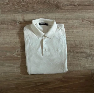 J. Lindeberg piké  - En snygg piké i toppen skick, hör av er vid intresse!