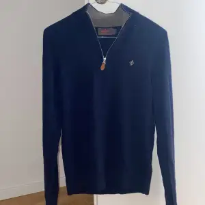 Mörkblå Morris half zip tröja i väldigt bra skick nypris ligger runt 1600 100 procent merino ull