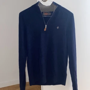 Morris half zip - Mörkblå Morris half zip tröja i väldigt bra skick nypris ligger runt 1600 100 procent merino ull