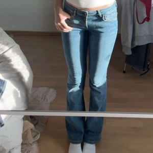 Low waist bootcut jeans - Ett par jätte fina zara jeans som är bootcut och low waist, nuddar precis marken på mig som är 171. Bra skick
