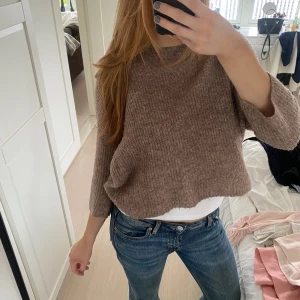Stickad tröja - Trekvartsärmad stickad tröja, super skick💗