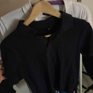 Piké  - Mörkblå piké använd men inget som är fel på den pris:90 plus frakt ordinarie pris är 200.