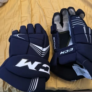 Junior hockey handskar  - Jag slutade så vill bli av med mina hockey saker, köpte den för ungefär 350kr