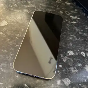 iPhone  14 pro 128 GB  Inga repor inga sprickor Laddar sladd och skal ingår