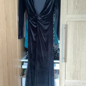 Klänning  - Svart lång klänning med slits där bak. Köpt från Nelly o använd 1 gång❤️