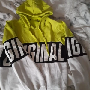hoodie - säljer denna hoodie, Använd några få gånger så är i ett bra skick.