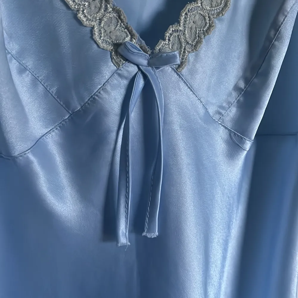 Ljusblå sidenklänning (100% siden). Strl S (från Axel till fåll är den 91 cm). Mycket god kvalitet.. Klänningar.