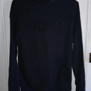 Hoodie Blend  - Svart hoodie från Blend i storlek S. Snöret saknas i huvan, går fint att ersätta med ngt från ngn annan hoodie.  I ett fint använt skick.