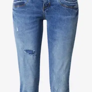 Säljer dessa ltb jeans i jätte bra skick! Dem är W27/L34 och är lite för långa på mig som är 167✌🏾Dem är i modellen valerie priset kan diskuteras 