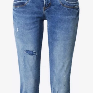 Ltb jeans  - Säljer dessa ltb jeans i jätte bra skick! Dem är W27/L34 och är lite för långa på mig som är 167✌🏾Dem är i modellen valerie priset kan diskuteras 