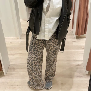 Leopard denim - Slutsålda jeans från gina! Endast använda en gång🫶🏼🐆