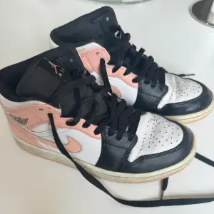 Sååå snygga och coola Nike air Jordan i storlek 40, väl använda då jag älskar de!!😍😍 Nypris ca 3000 kr! 