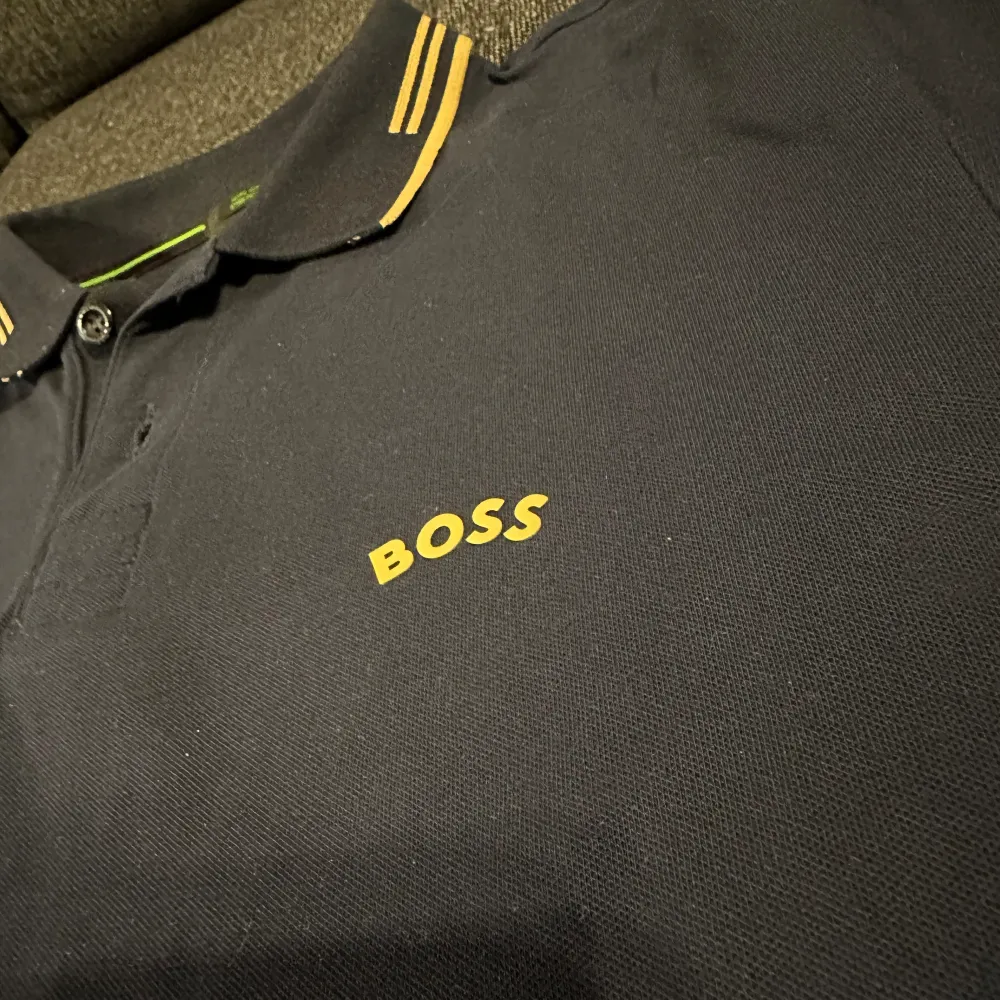 Nästan en helt ny boss pike t-shirt i storlek S Använt endast ett fåtal gången.  Köpt från zalando för lite mer än 1000kr.  Mycket fin för sommaren . T-shirts.