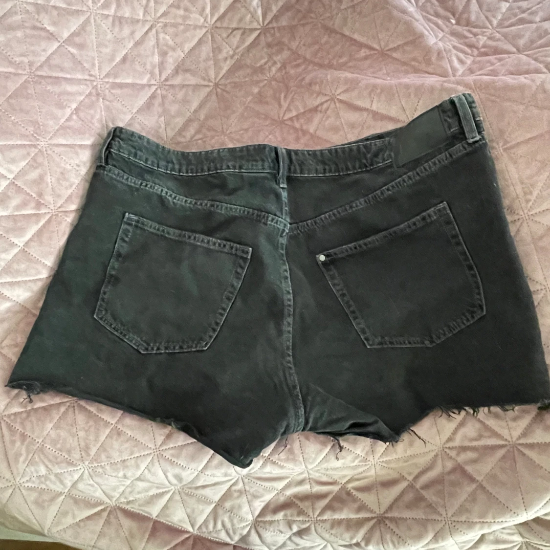 H&M Svarta slitna denimshorts - 90