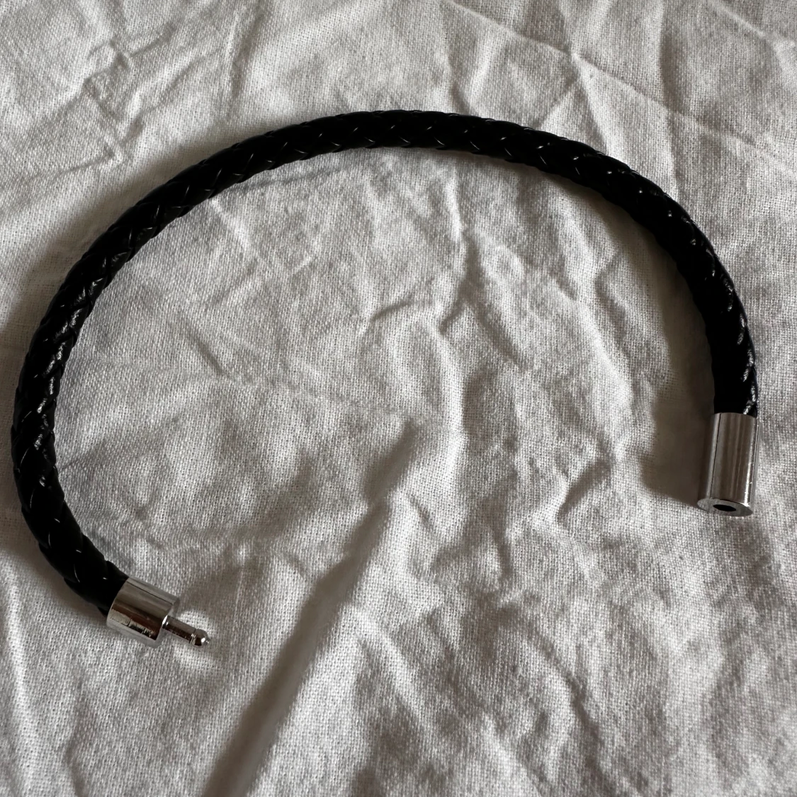 Ett svart läderarmband - 2