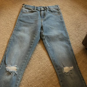 Dr Denim jeans  - Nya jeans med slitage i knäna. Storlek S (skinny)