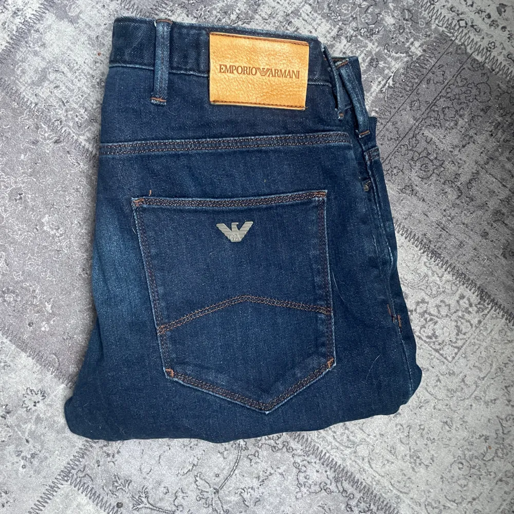 Riktigt snygga Armani jeans som är oanvända.  Storlek 30 34 men sitter som 30 32. Vid frågor eller funderingar så är det bara att skriva :) . Jeans & Byxor.
