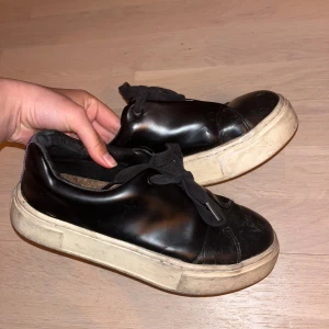 Eytys skor - Säljer mina svarta eytys skor i storlek 39! ❤️‍🔥