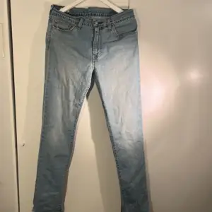 Hej! Säljer nu dessa Levis jeans då är lite för stora dem är storlek 32w 34L men ganska liten o storleken. Ca 7/10. Säljer för 299 men Orginal priset ligger på 1200kr. Om du har ngn fråga hör av dig mvh Harald 