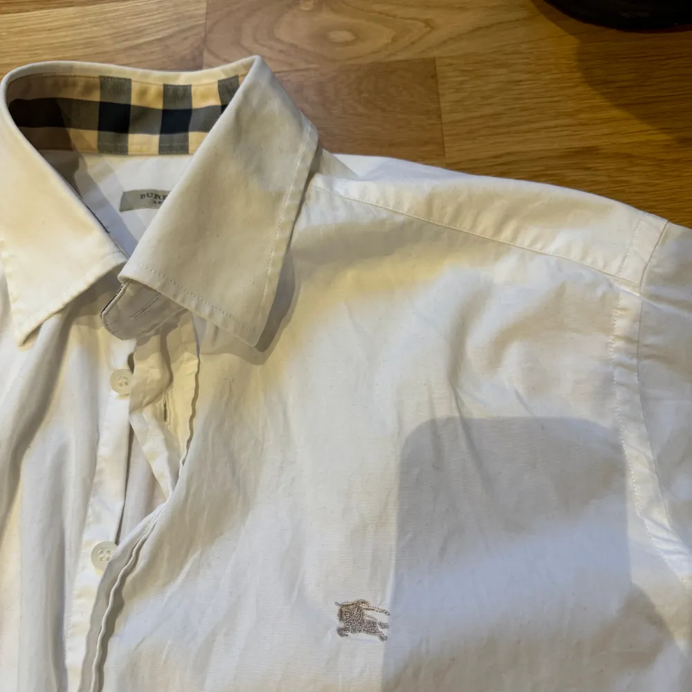 Tjo säljer den här otroligt snygga burberry skjortan i nyskick! 🔥 Stl XL men passar L !  självklart äkta! 🙌skriv vid minsta lilla fundering . Skjortor.