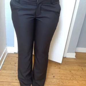 Lågmidjade svarta kostymbyxor - Jag råkade köpa två likadana kostymbyxor och därför säljer jag dessa. Dom är endast testade. Jag är 163cm lång och byxorna är perfekt längd på mig. Köparen står för frakten! Har ni några fler frågor så kan ni skriva till mig privat💗