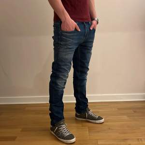 Replay Grover jeans mörkblå tvättade | Skick 9,5/10 | Size 29/32 | Pris 499kr | Modellen är ca 175cm lång | Fraktar via PostNord eller Instabox på köparens bekostnad | Hör av dig vid minsta fråga eller fundering!!