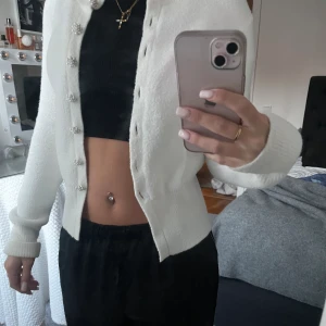 Stickad kofta zara - Säljer denna koftan som knappt är använd, nypris 399kr slutsåld på hemsidan. 