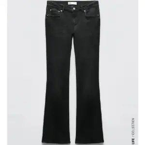 Säljer dessa low waist svarta zara jeans. Finns ej kvar på hemsidan, köpte för 356kr