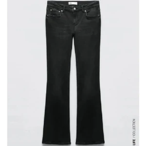 Low waist svarta jeans - Säljer dessa low waist svarta zara jeans. Finns ej kvar på hemsidan, köpte för 356kr