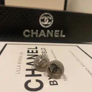 Fina Chanel örhängen. Nya! 