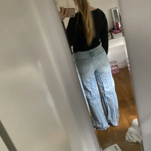 Högmidjade jeans - Ett par högmidjade jeans från Gina Trico i storlek 38. Efter en omgång strykning blir det säkert perfekta! Annars finns det inga andra defekter, förutom mindre slitage vid slutet av byxan ( vilket också skulle kunna vara en del av modellen)