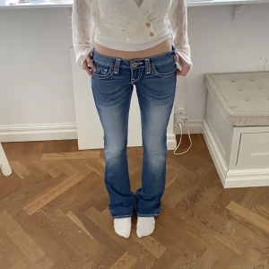 True religion jeans - Bootcut o lågmidjade!❤️Använda 1 gång, så nyskick!❤️ Följ gärna, uppdaterar ofta med bra priser!❤️