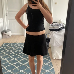 Svart kjol - Jag säljer denna svarta lite skol, kawaii kjolen. Jag säljer den för att den inte kommer till användning. Den är i jättebra skick. Skriv till mig om ni har några frågor.