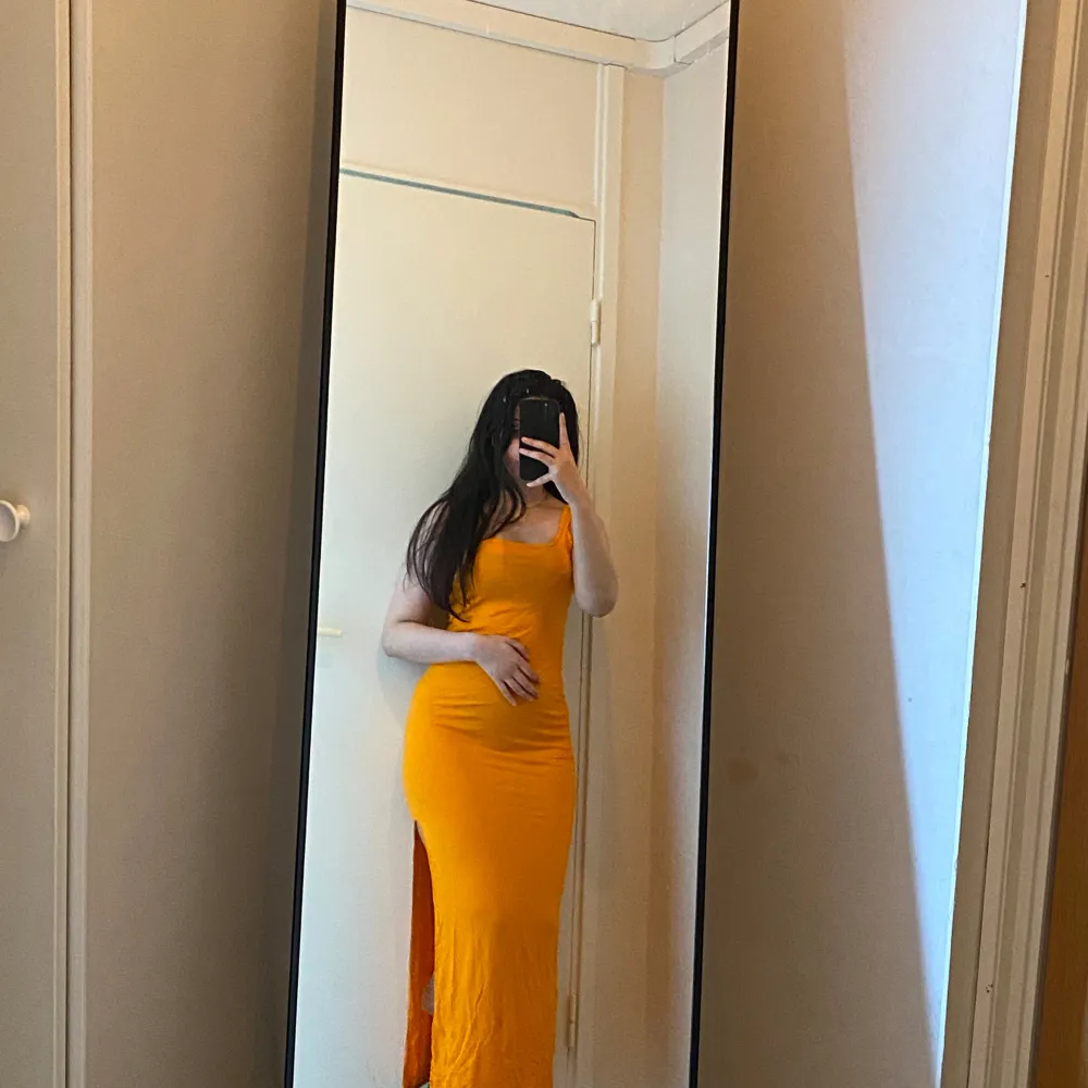 En så så så fin klänning som inte är använd nångång pågrund av att den är för stor på mig. Orange skulle passat perfekt inför sommaren eller på en resa. Klänningar.