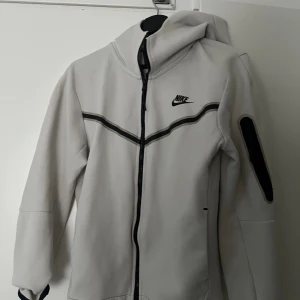 nike tech fleece - nike tech fleece i bra skick  Pris 600kr 