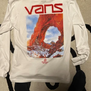 Vans tröja  - Säljer Dena vans långaramde tröja. Den är aldrig använd så är i jätte bra skick. Den är i storlek S. Säljer den för 300kr. 