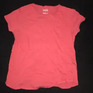 En rosa t-shirt