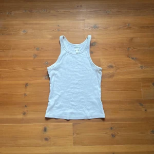 ribbat linne - Ribbat linne från H&M i kritvit färg. Sitter tajt och har inga fläckar. 