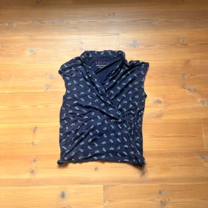 kortärmad blus - Kortärmad blus i bomullstyg från Esprit i retromodell. Djup urringning och korta ärmar, tunt tyg och mjukt material!