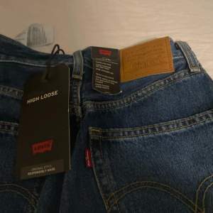Helt nya Levis jeans med prislapp, aldrig använt då dem är för långa (är 157 cm) pris kan diskuteras 
