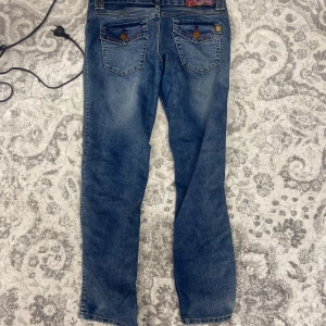 Snygga jeans - Skitttt snygga jeans älskar men dem e för stora tyvärr köpta hör p Plick pris kan alltid diskuteras ❤️❤️❤️❤️