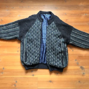 farfarsjacka - Retro jacka i stor oversizemodell och retro tyg. Inga defekter och slitstarkt material som klarar alla väder!