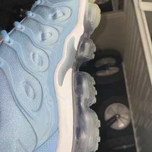 Babyblå Vapormax  - Väldigt fina vapormax i bra skick säljs pågrund av de inte passar min stil längre skick 9/10. Skriv om ni vill ha mer bilder eller andra frågor.