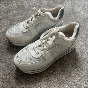 Skor - Säljer nu dessa skor för att dem inte kommit till användning. Dem är använd endast en gång och är i väldigt bra skick. Skriv för fler bilder eller om du har några frågor. Köparen står för frakten💕