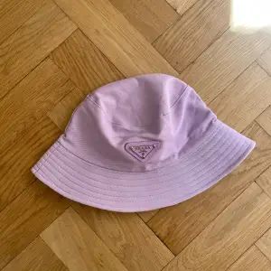 Obs ej äkta  Ljus lila Bucket hat 