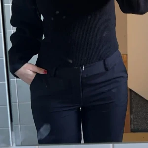 Kostymbyxor - Kostymbyxor från Bikbok. Använda fåtalgånger. Strl 38 men passar även en 36a