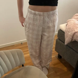 Pyjamasbyxor från Gina Tricot  - Säljer dessa as sköna pyjamasbyxor från Gina Tricot i storlek M💞 kommer med snöre. 