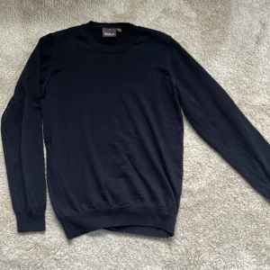 Oscar Jacobson tröja - Riktigt snygg Oscar Jacobson sweatshirt i merino ull, storlek s. Skick 9/10, inga defekter. Köpt på NK för 1500, säljer nu för 750.