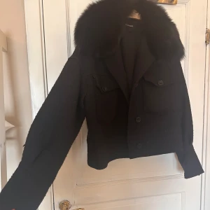 Meotine jacka - Säljer då den inte kommer till användning längre med den är i bra och fint skick fortfarande!